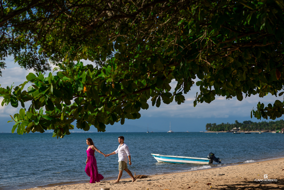 Noivos passeando na praia  durante Pre Wedding em Ilhabela