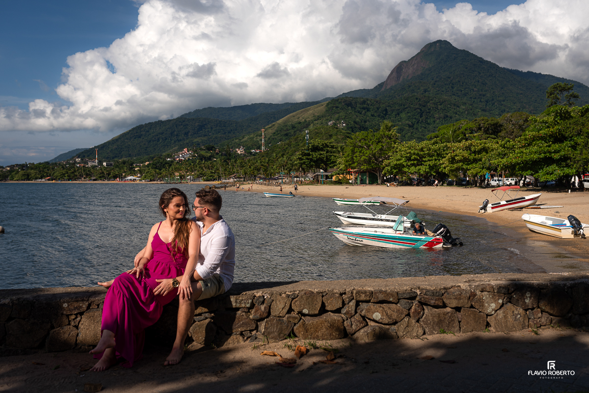 Noivos passeando na praia  durante Pre Wedding em Ilhabela