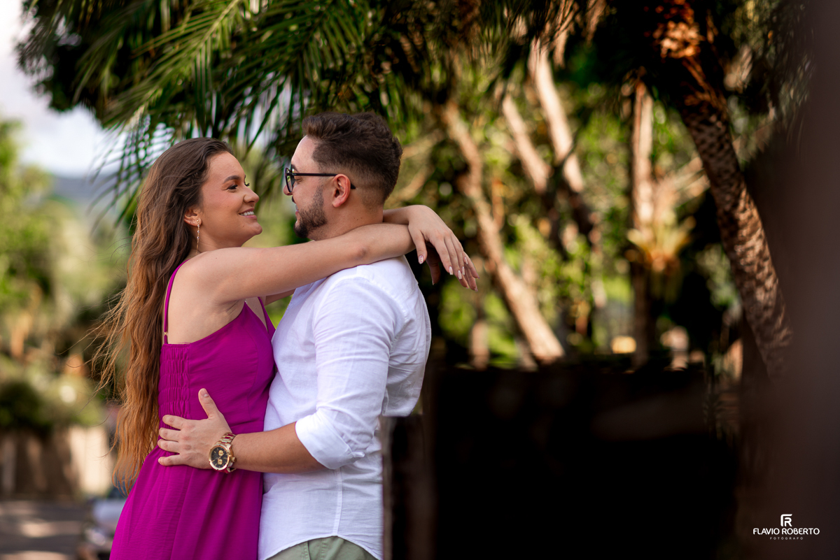Noivos passeando na praia  durante Pre Wedding em Ilhabela