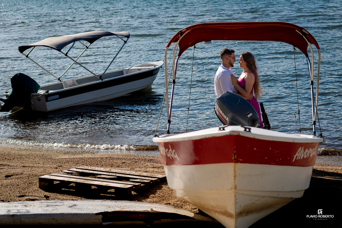 Noivos passeando na praia  durante Pre Wedding em Ilhabela