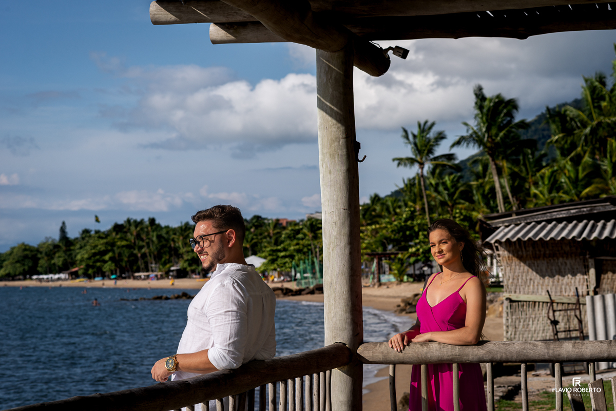 Noivos namorando na praia  durante Pre Wedding em Ilhabela