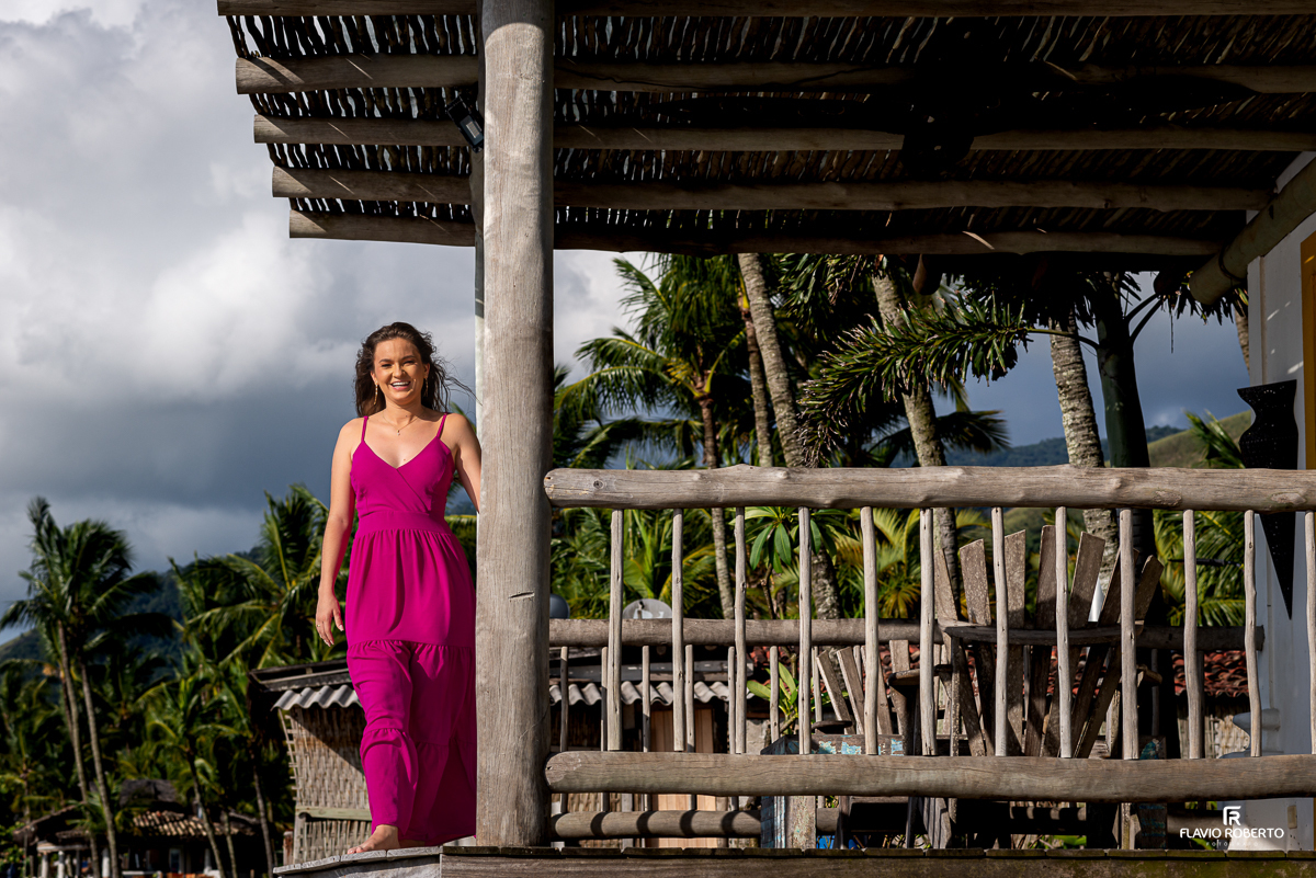 Noivos passeando na praia  durante Pre Wedding em Ilhabela