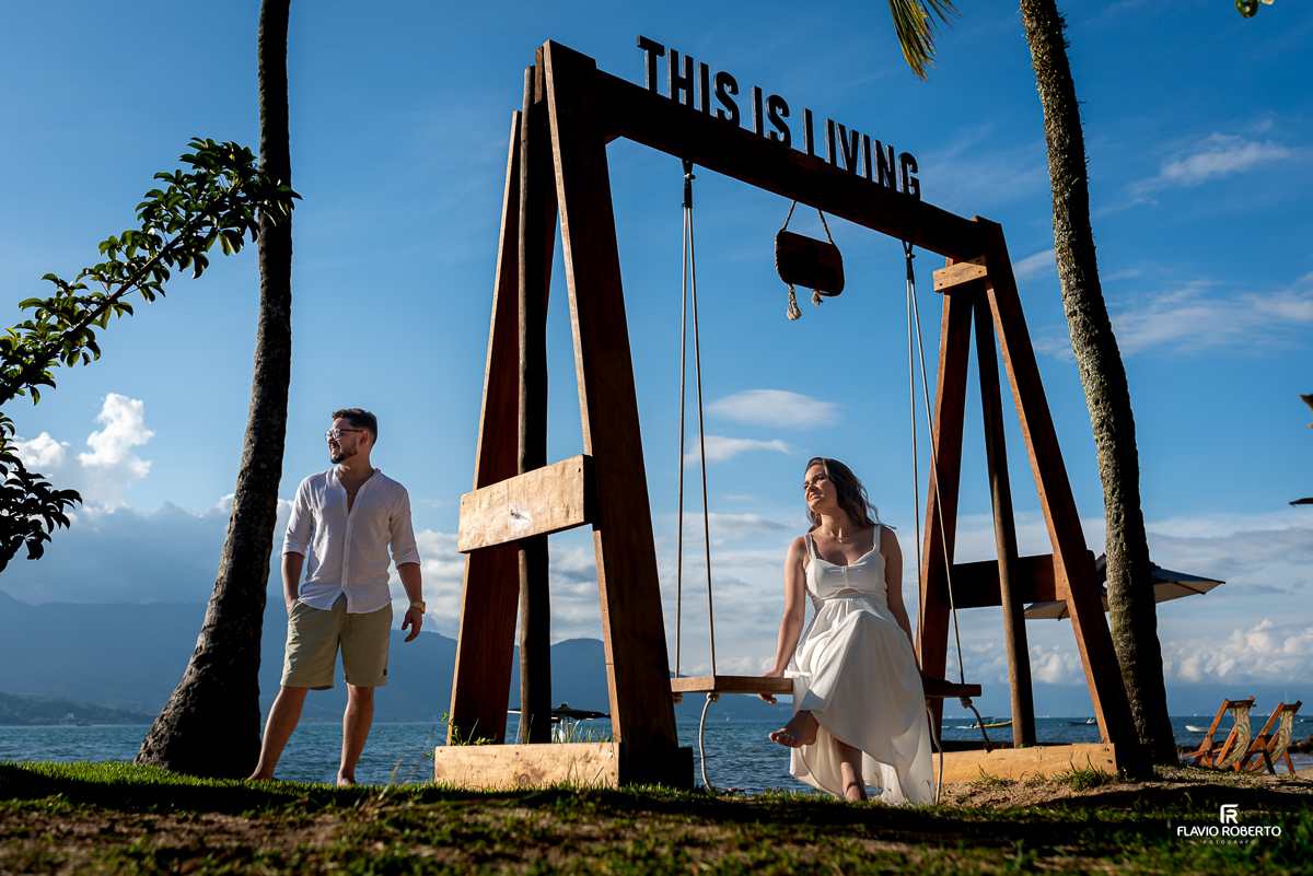 Noivos passeando na praia  durante Pre Wedding em Ilhabela