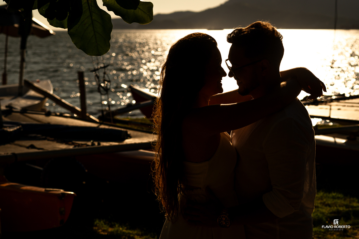 Noivos passeando na praia  durante Pre Wedding em Ilhabela