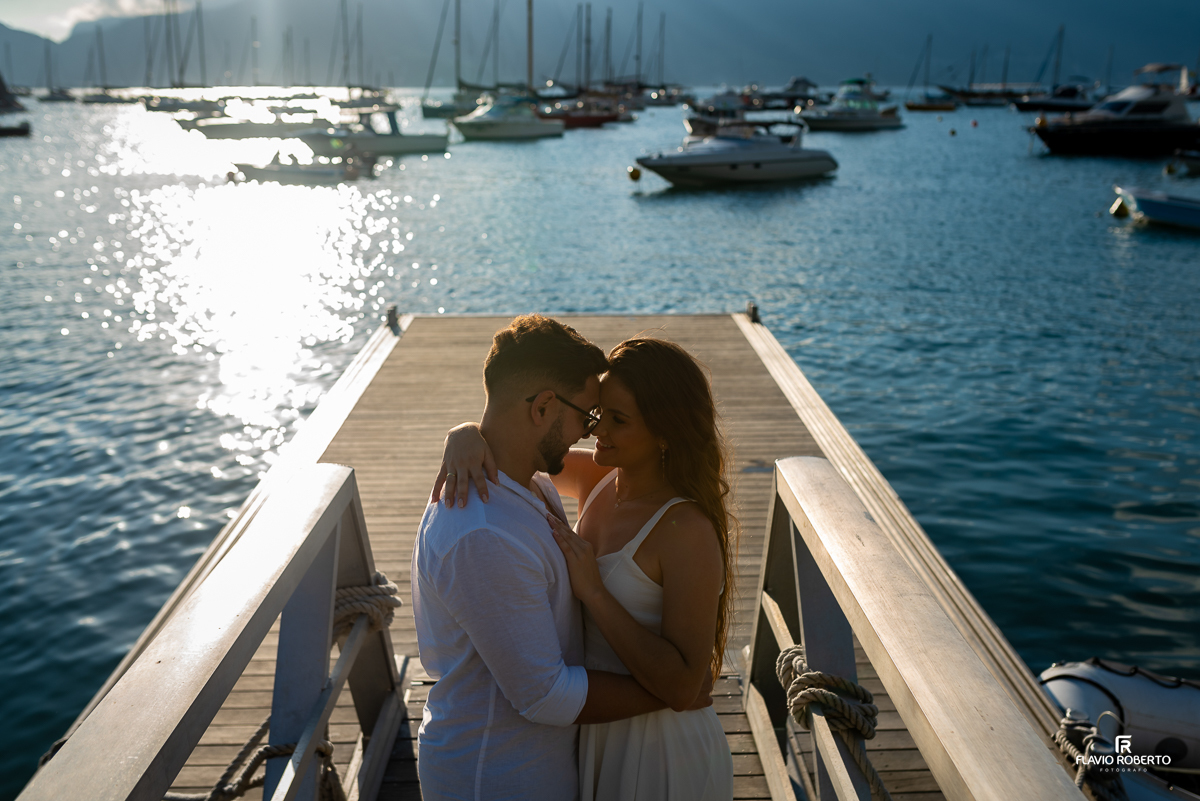 Noivos passeando na praia  durante Pre Wedding em Ilhabela