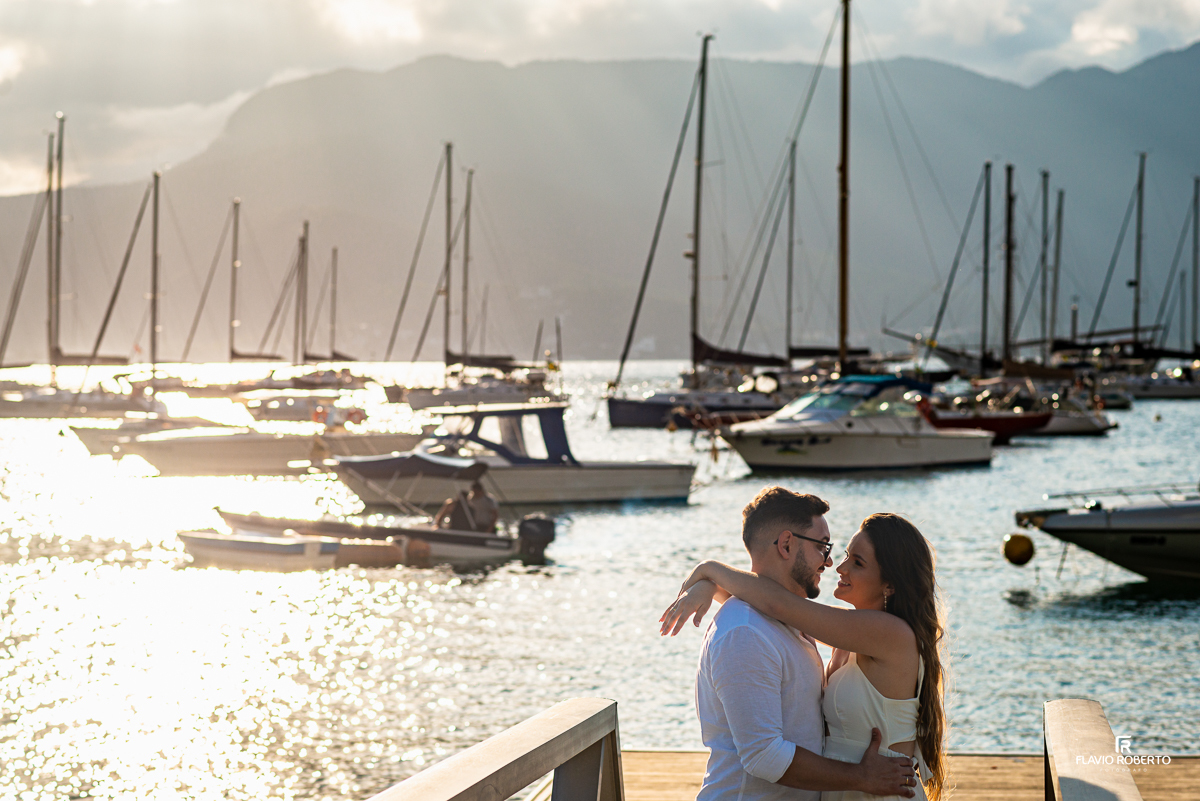 Noivos namorando no pier durante Pre Wedding em Ilhabela