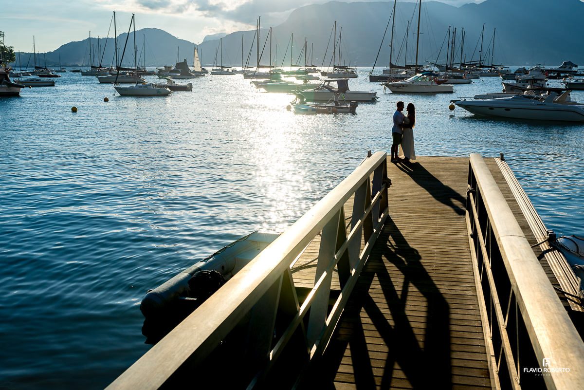 Noivos passeando na praia  durante Pre Wedding em Ilhabela