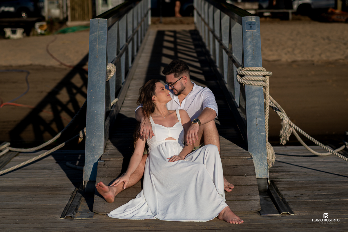 Noivos passeando na praia  durante Pre Wedding em Ilhabela