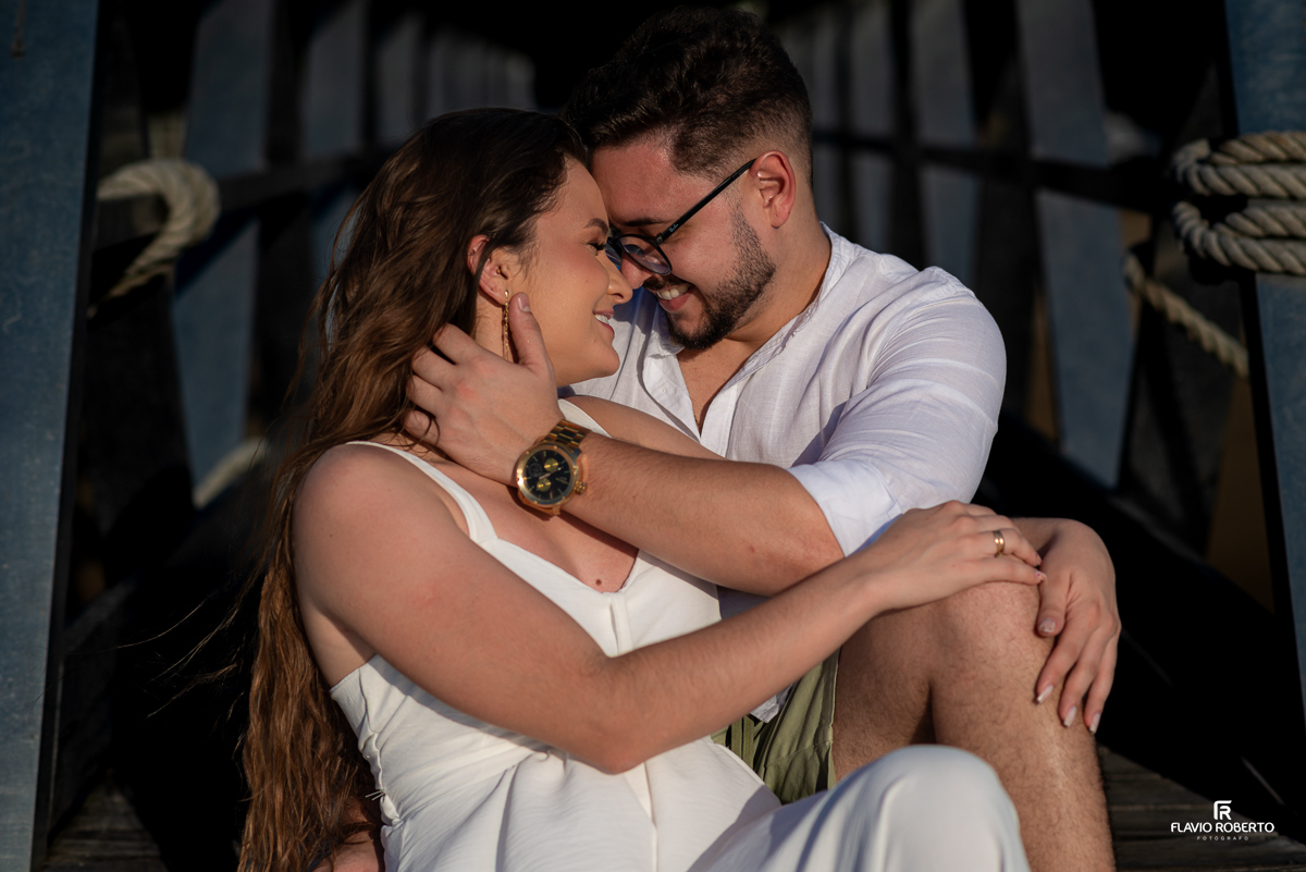Noivos passeando na praia  durante Pre Wedding em Ilhabela