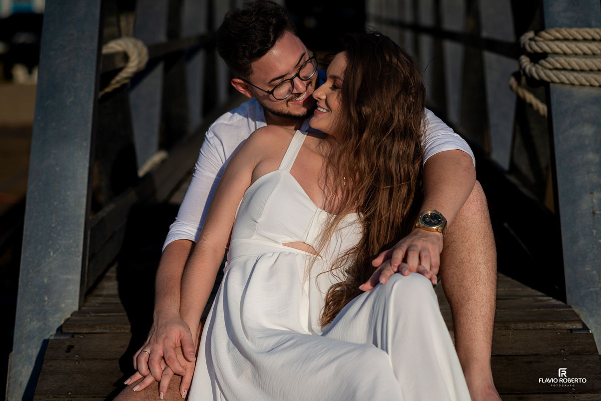 Noivos passeando na praia  durante Pre Wedding em Ilhabela