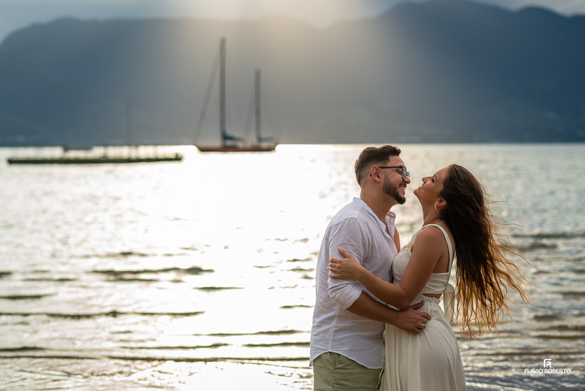Noivos passeando na praia  durante Pre Wedding em Ilhabela