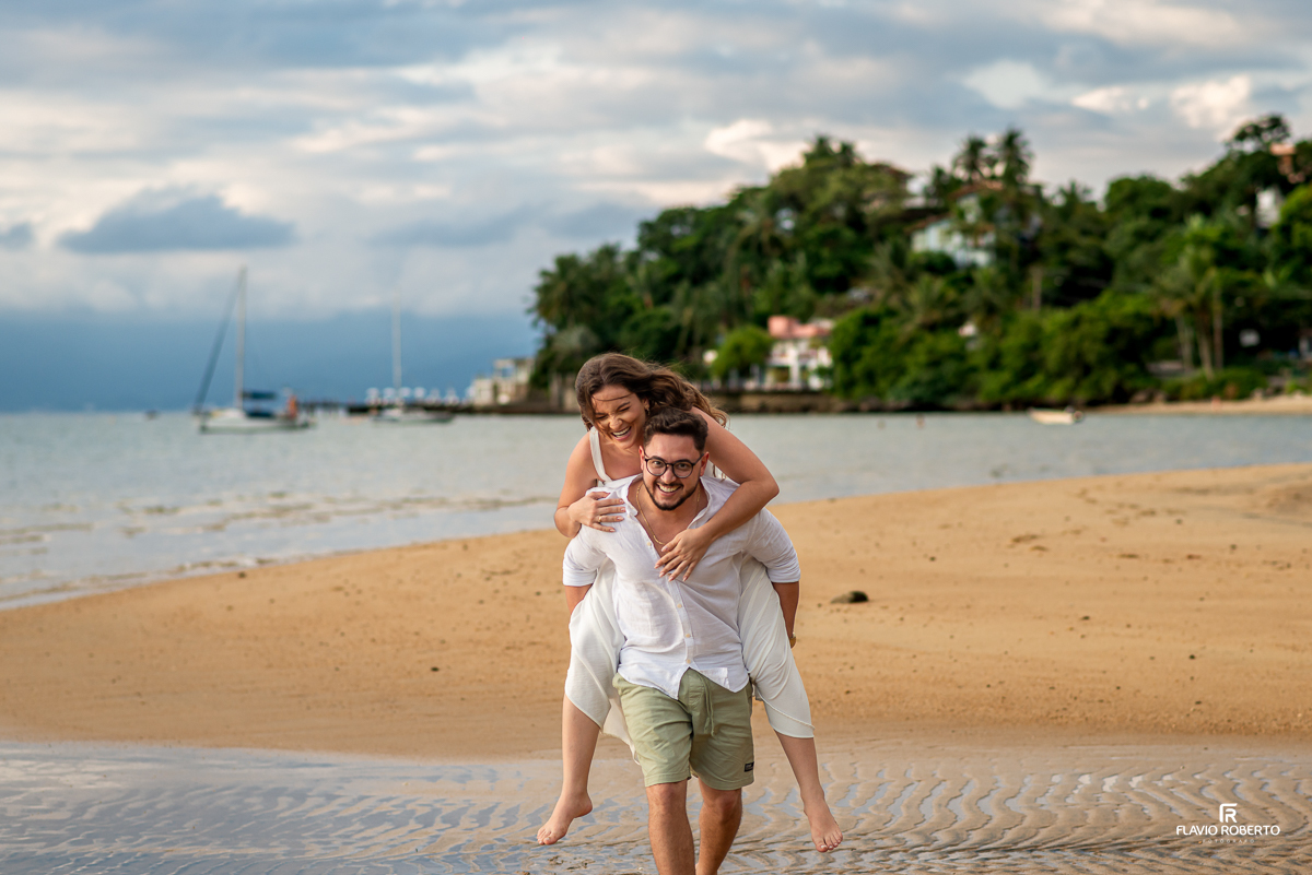 Noivos passeando na praia  durante Pre Wedding em Ilhabela