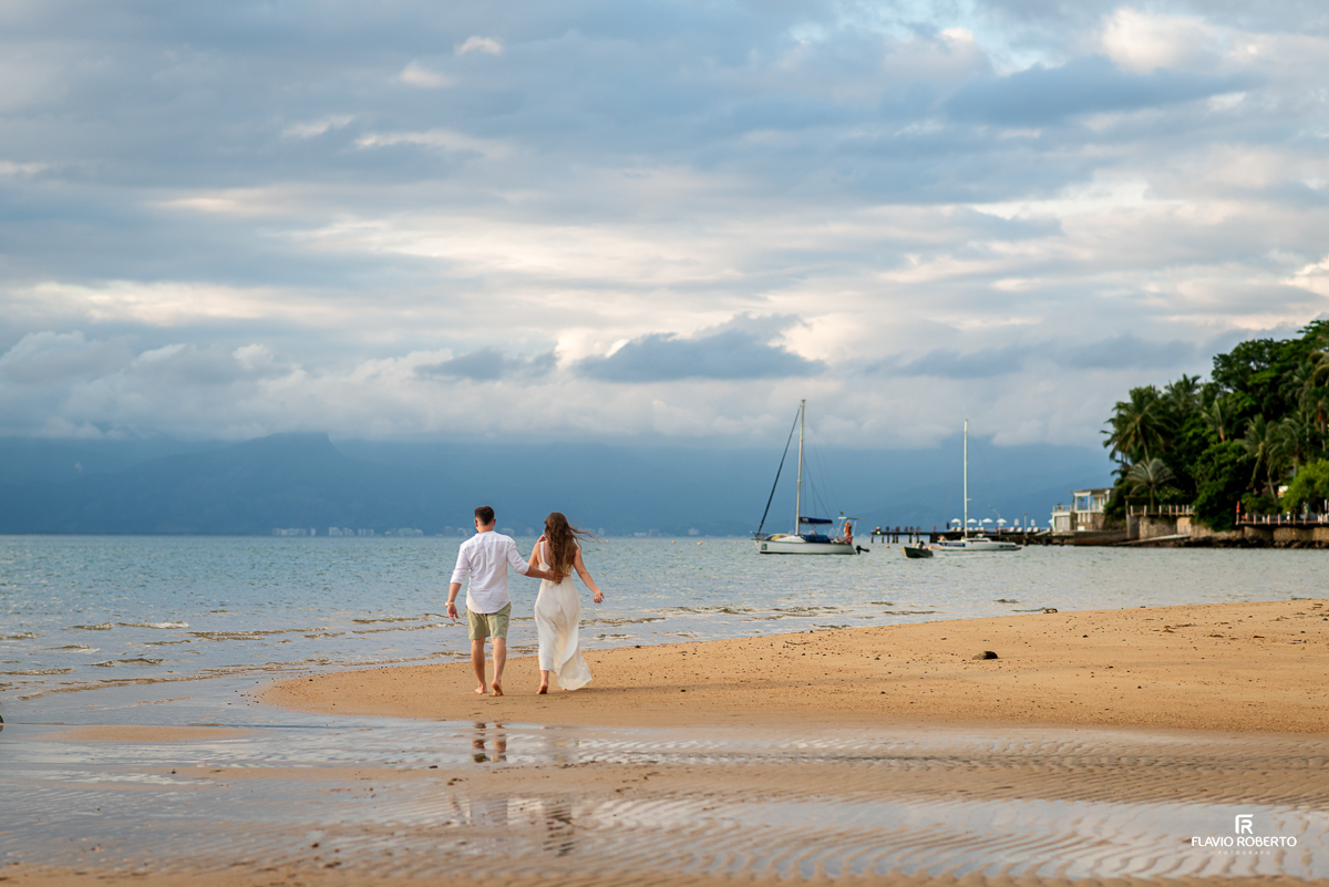 Noivos passeando na praia  durante Pre Wedding em Ilhabela