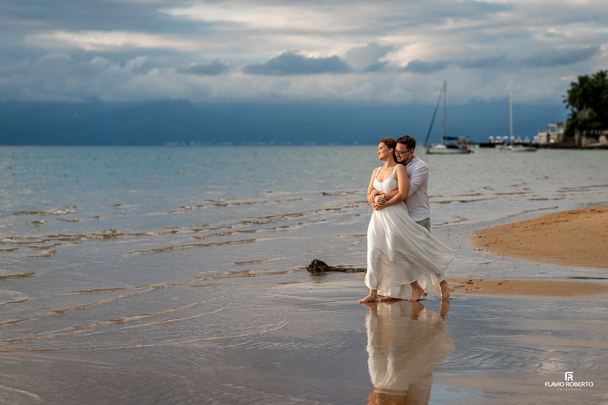 Noivos passeando na praia  durante Pre Wedding em Ilhabela