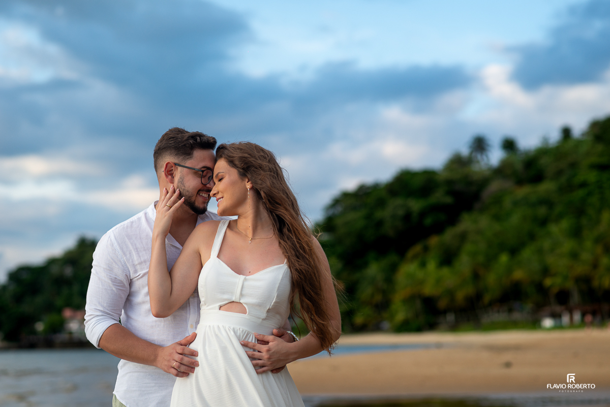 Noivos passeando na praia  durante Pre Wedding em Ilhabela
