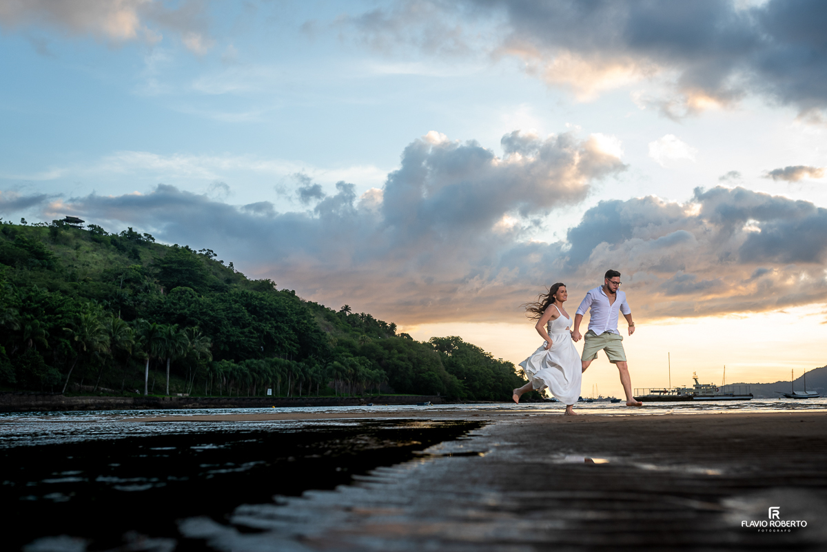 Noivos passeando na praia  durante Pre Wedding em Ilhabela