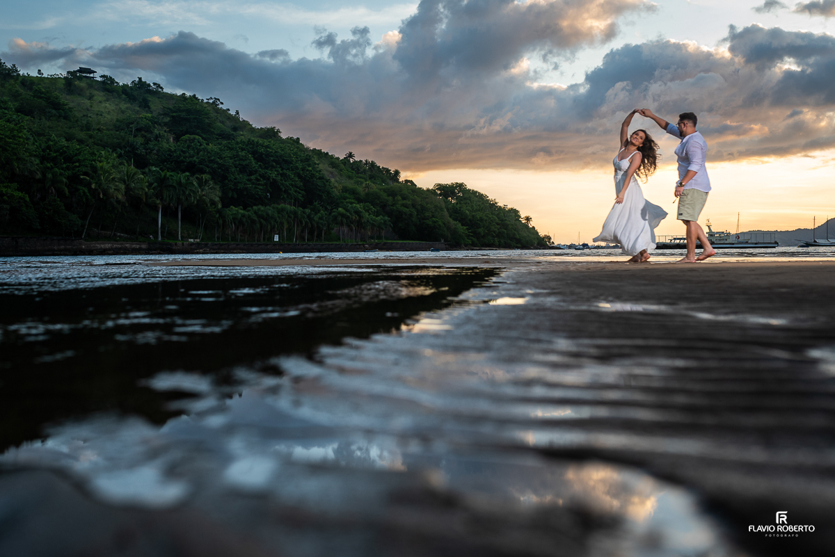 Noivos passeando na praia  durante Pre Wedding em Ilhabela
