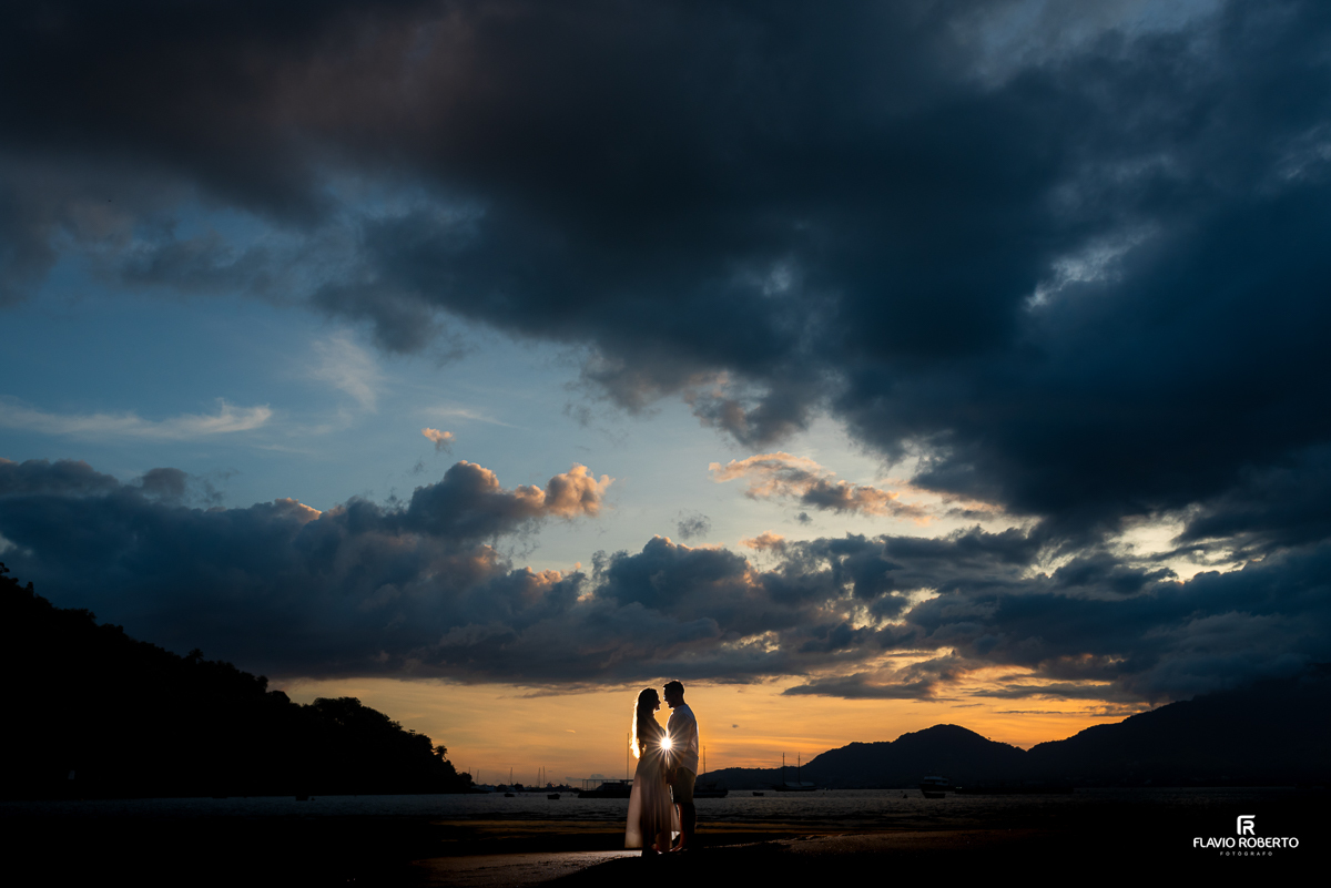 Noivos passeando na praia  durante Pre Wedding em Ilhabela