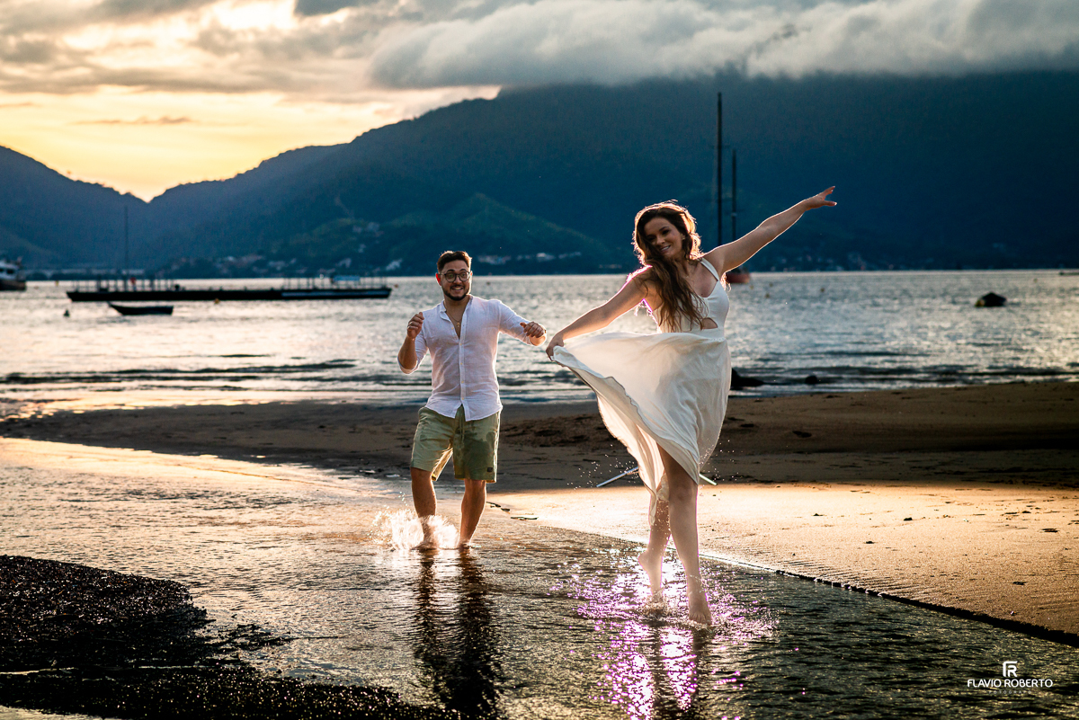 Noivos passeando na praia  durante Pre Wedding em Ilhabela