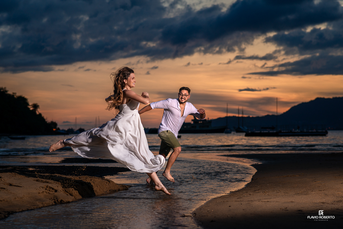 Noivos passeando na praia  durante Pre Wedding em Ilhabela