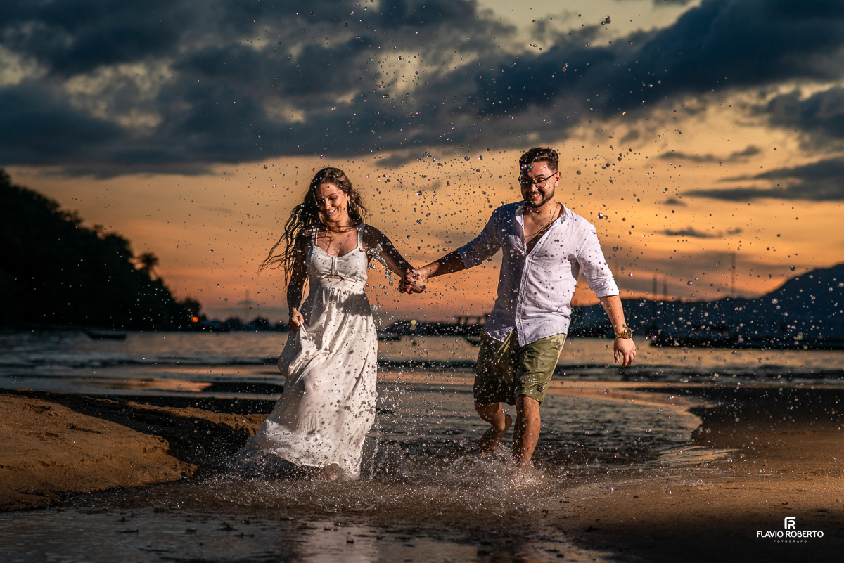 Noivos passeando na praia  durante Pre Wedding em Ilhabela
