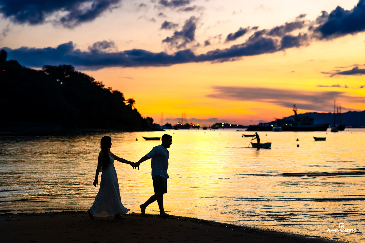 Noivos passeando na praia  durante Pre Wedding em Ilhabela