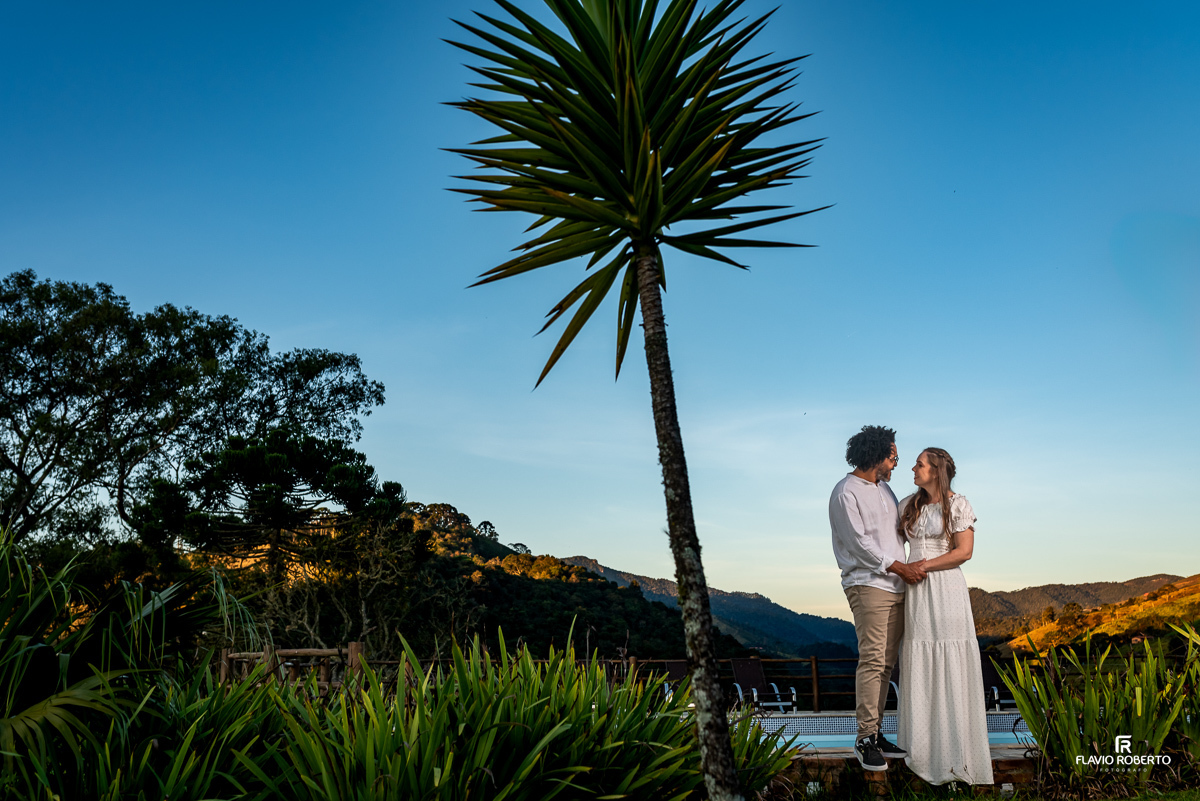 Ensaio Pre Wedding durante o pôr do sol, na Pousada Antigo Caminho do Ouro na cidade de Cunha/SP