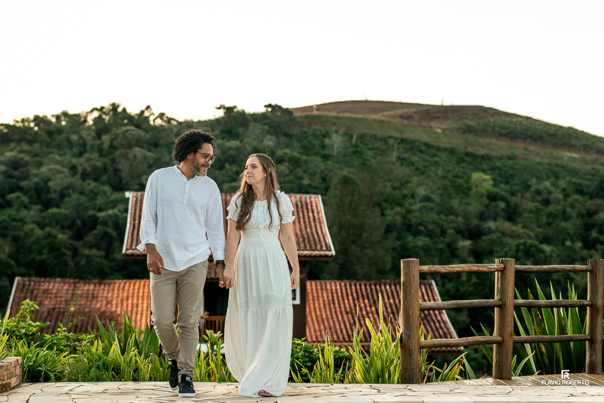 Ensaio Pre Wedding durante o pôr do sol, na Pousada Antigo Caminho do Ouro na cidade de Cunha/SP