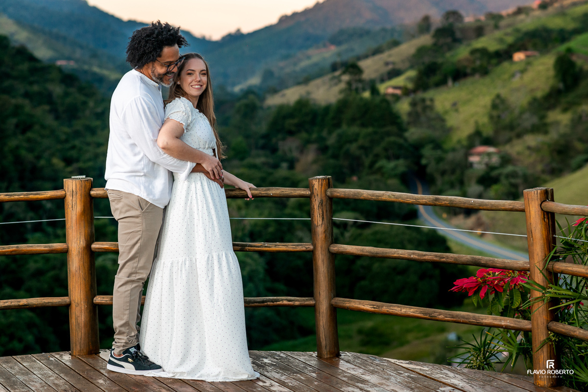 Ensaio Pre Wedding durante o pôr do sol, na Pousada Antigo Caminho do Ouro na cidade de Cunha/SP