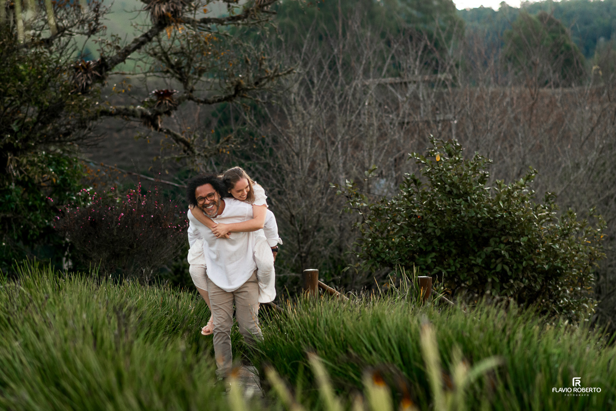Ensaio Pre Wedding durante o pôr do sol, na Pousada Antigo Caminho do Ouro na cidade de Cunha/SP