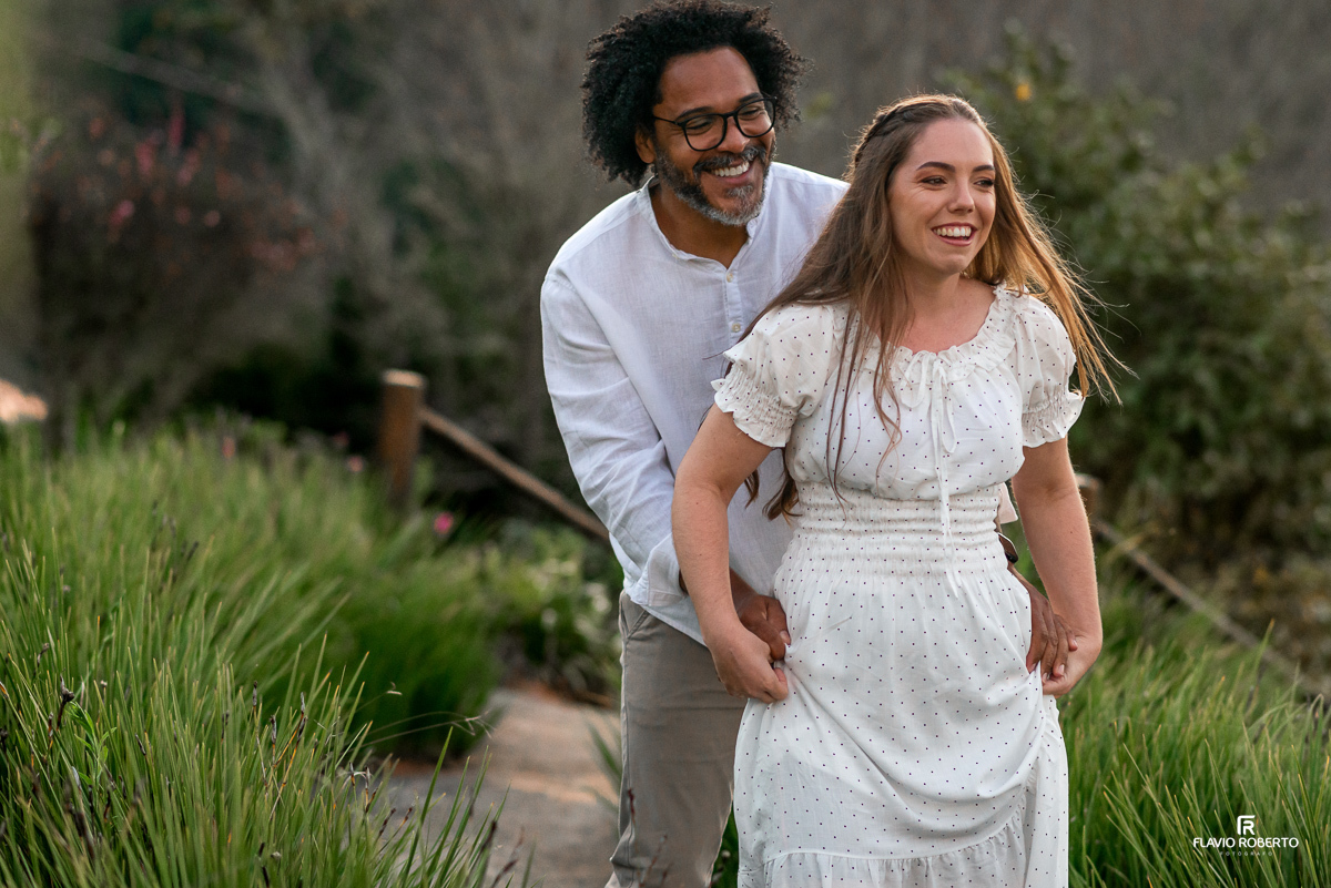 Ensaio Pre Wedding durante o pôr do sol, na Pousada Antigo Caminho do Ouro na cidade de Cunha/SP