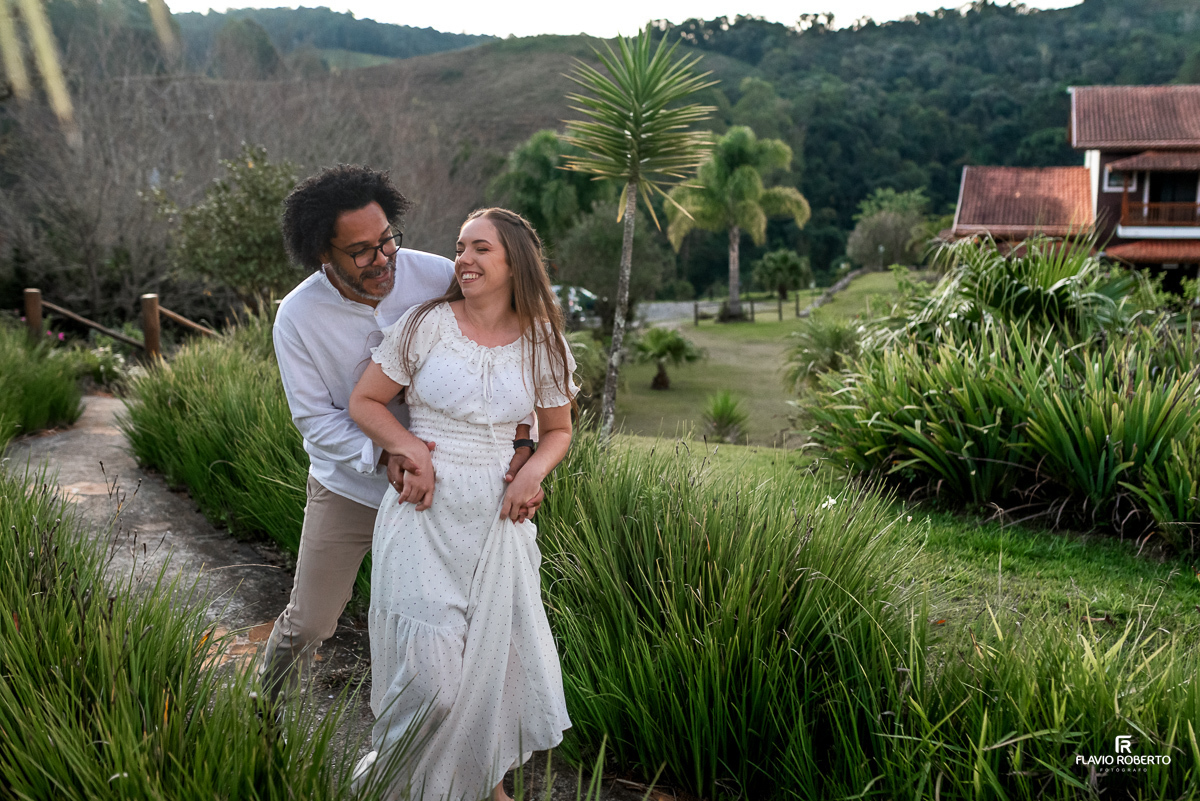 Ensaio Pre Wedding durante o pôr do sol, na Pousada Antigo Caminho do Ouro na cidade de Cunha/SP