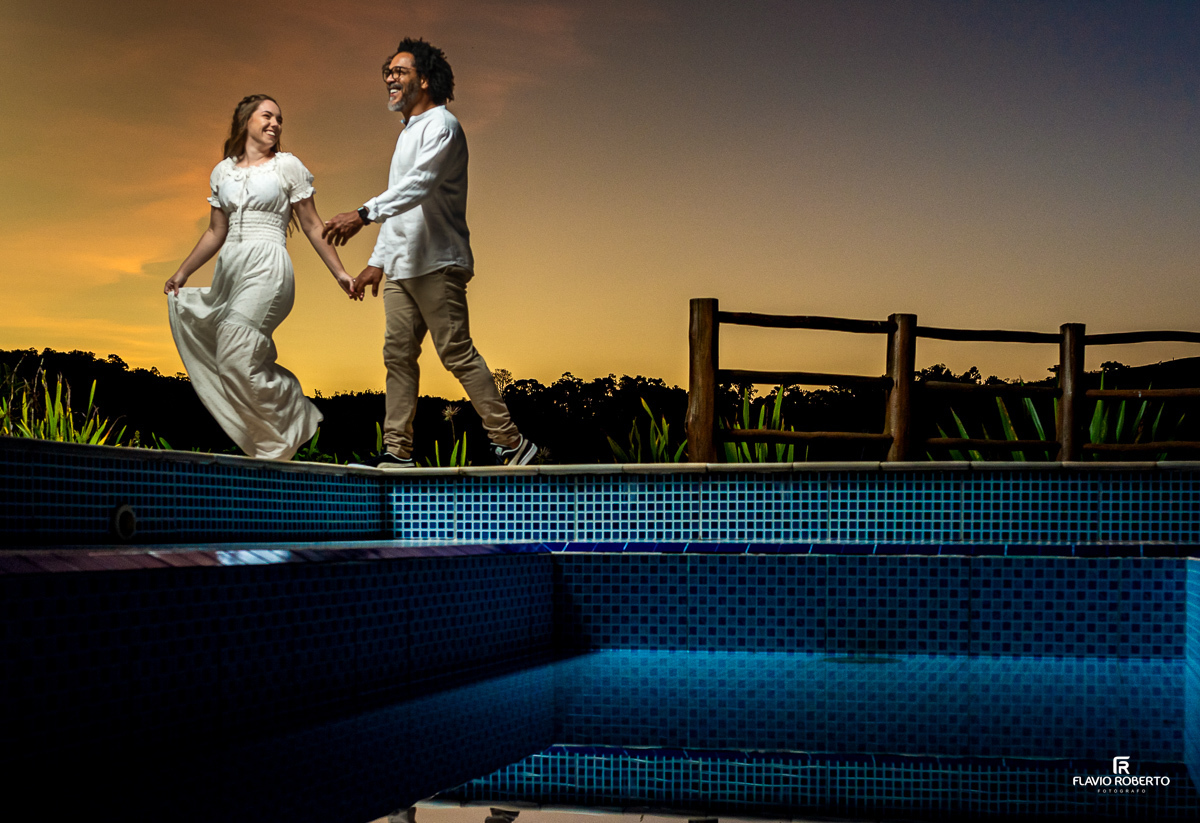 Ensaio Pre Wedding durante o pôr do sol, na Pousada Antigo Caminho do Ouro na cidade de Cunha/SP