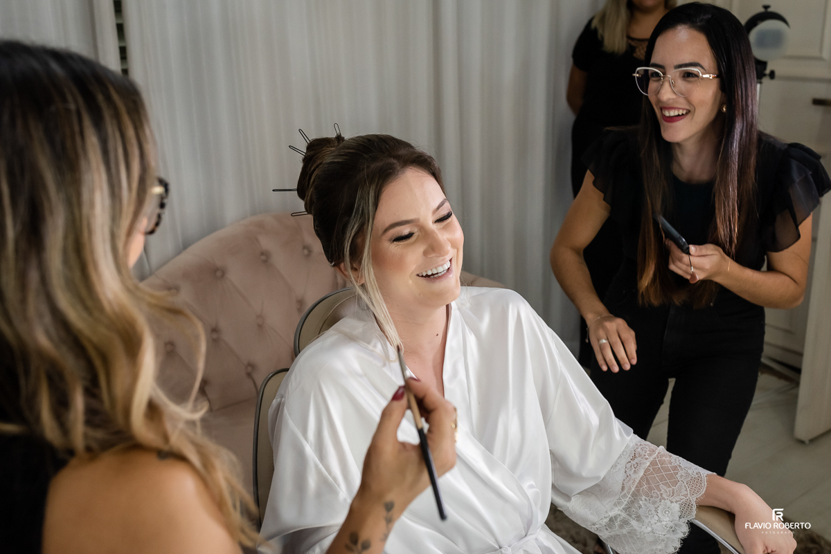 Making Of da noiva no Ateliê Valéria Vendrasco durante Casamento em Guaratinguetá