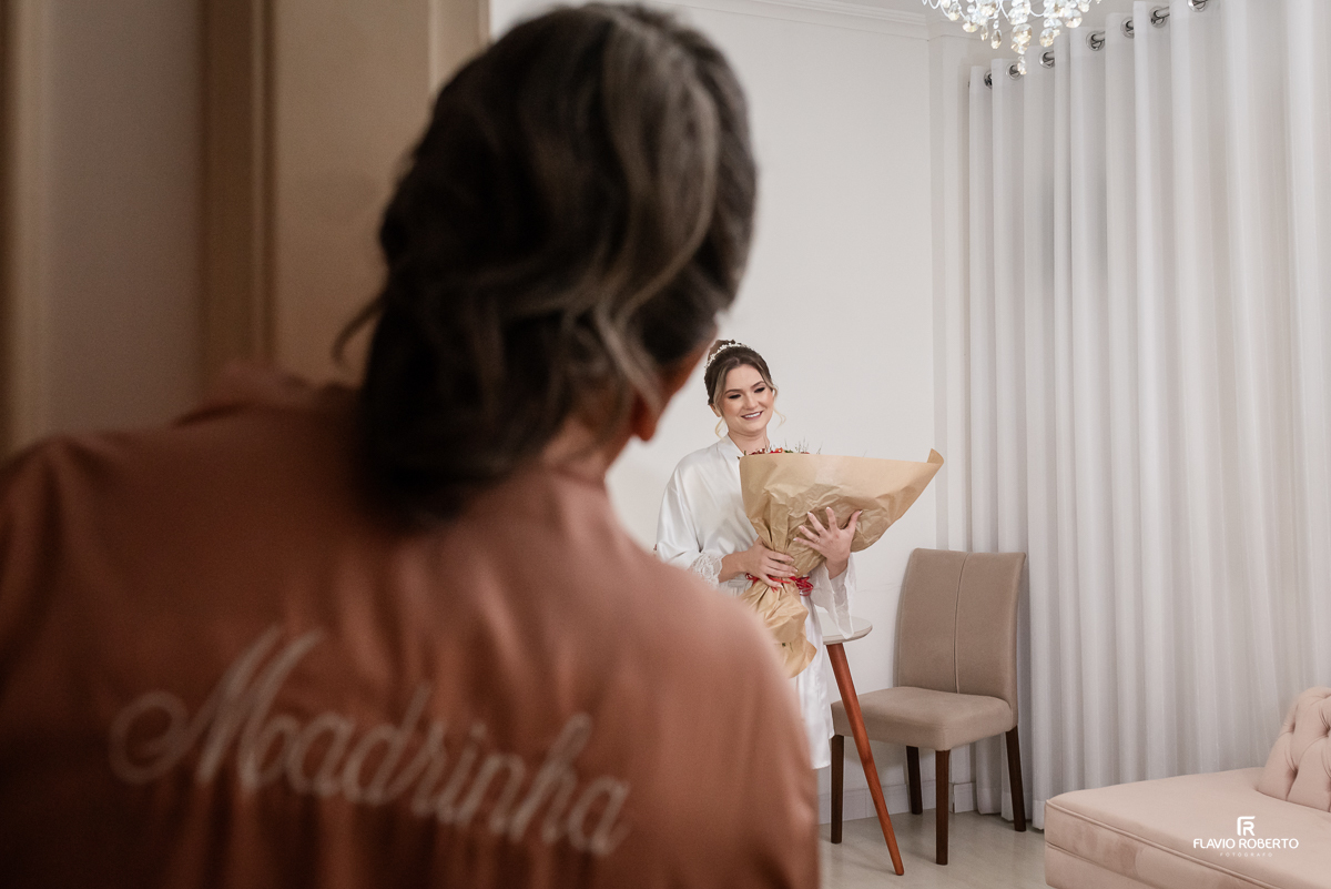 Making Of da noiva no Ateliê Valéria Vendrasco durante Casamento em Guaratinguetá