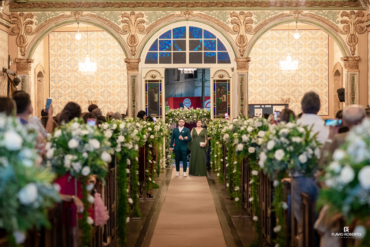 Entrada do noivo durante Casamento na Matriz de Santo Antônio em Guaratinguetá