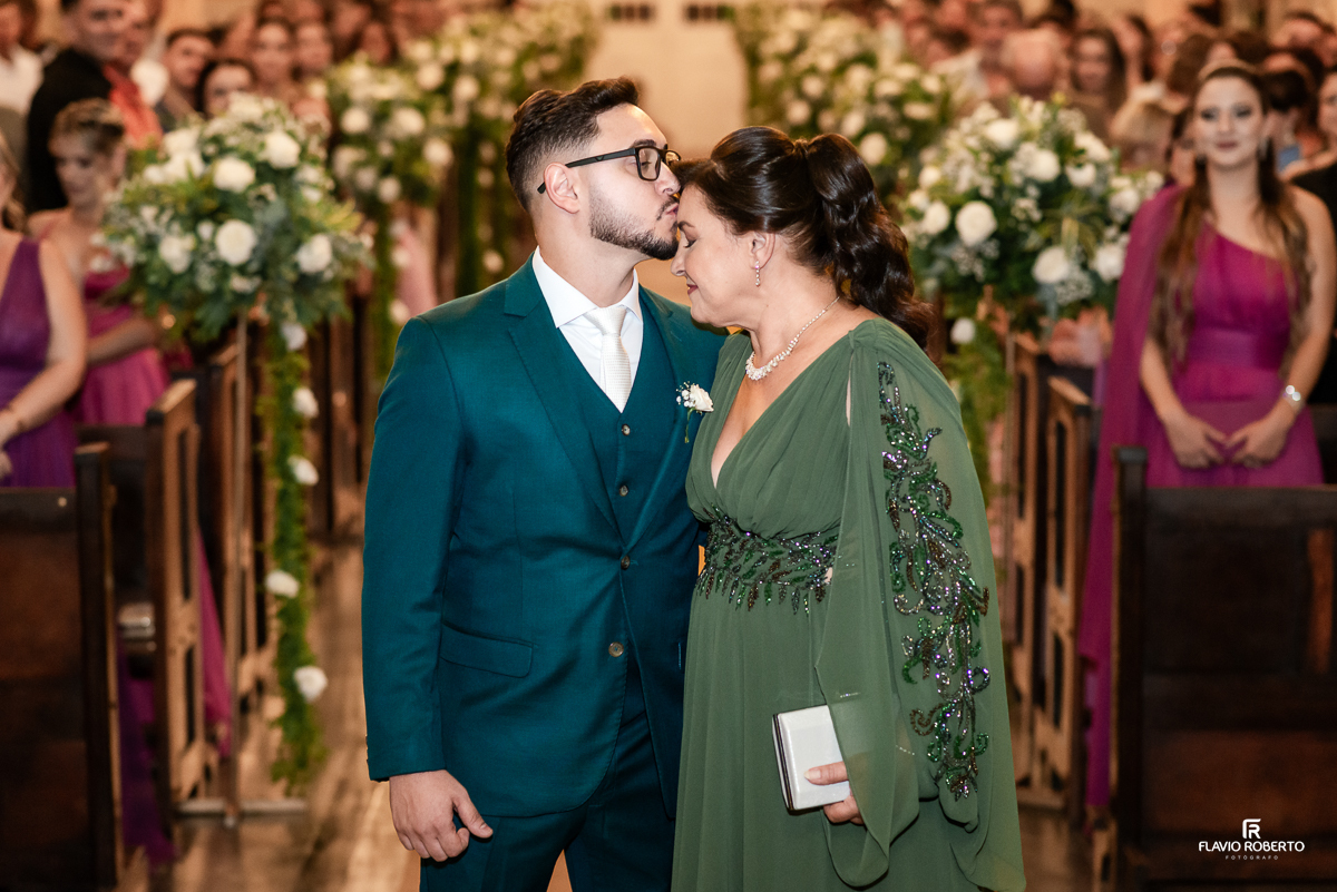 Noivo beijando sua mãe durante Casamento na Matriz de Santo Antônio em Guaratinguetá