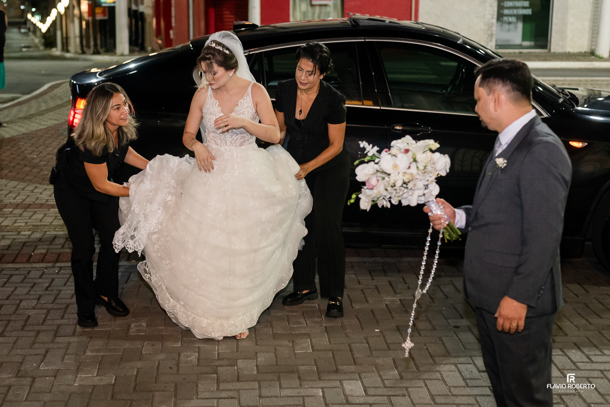 Noiva descendo do carro para Casamento na Matriz de Santo Antônio em Guaratinguetá
