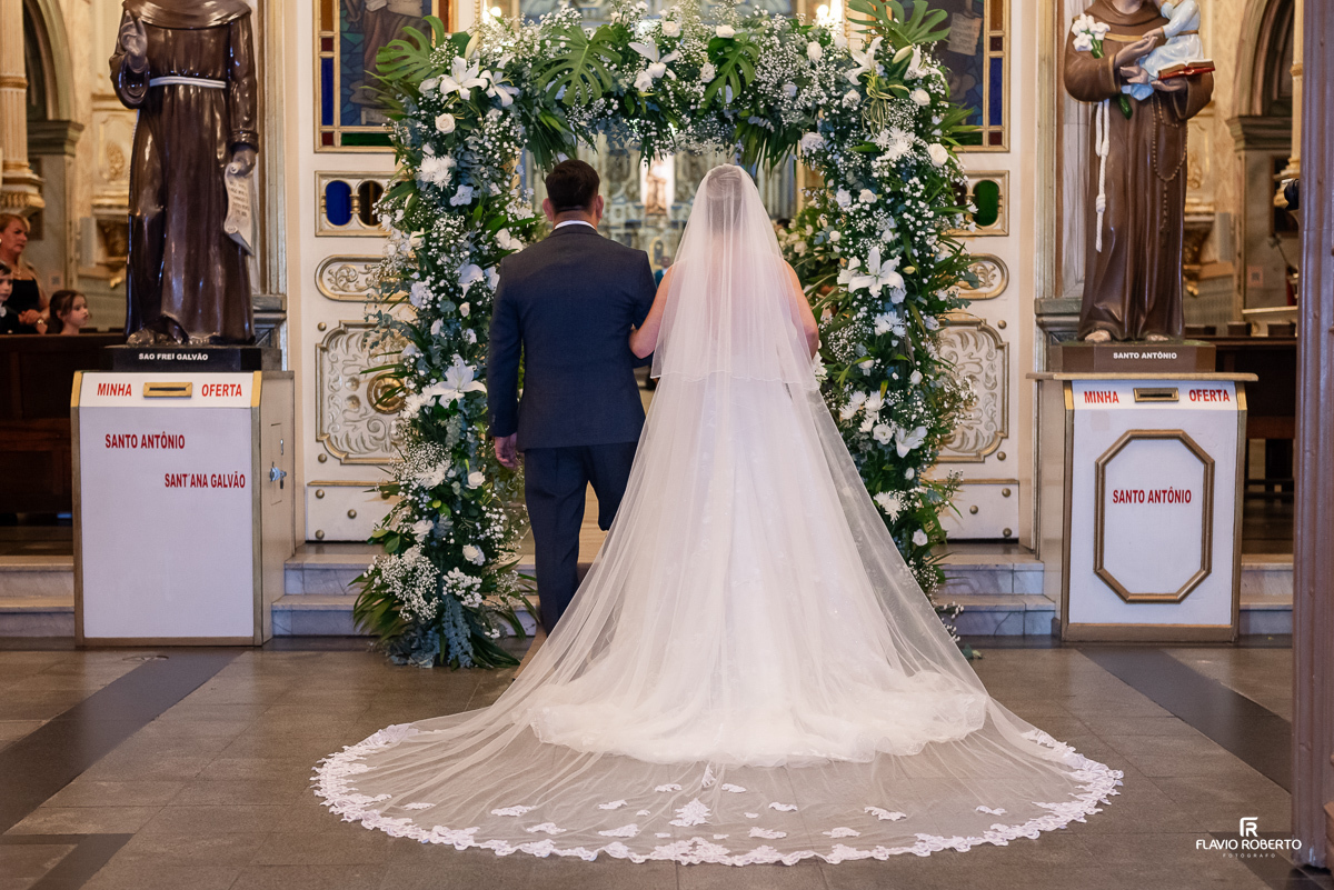 noiva entrando na Igreja durante Casamento na Matriz de Santo Antônio em Guaratinguetá