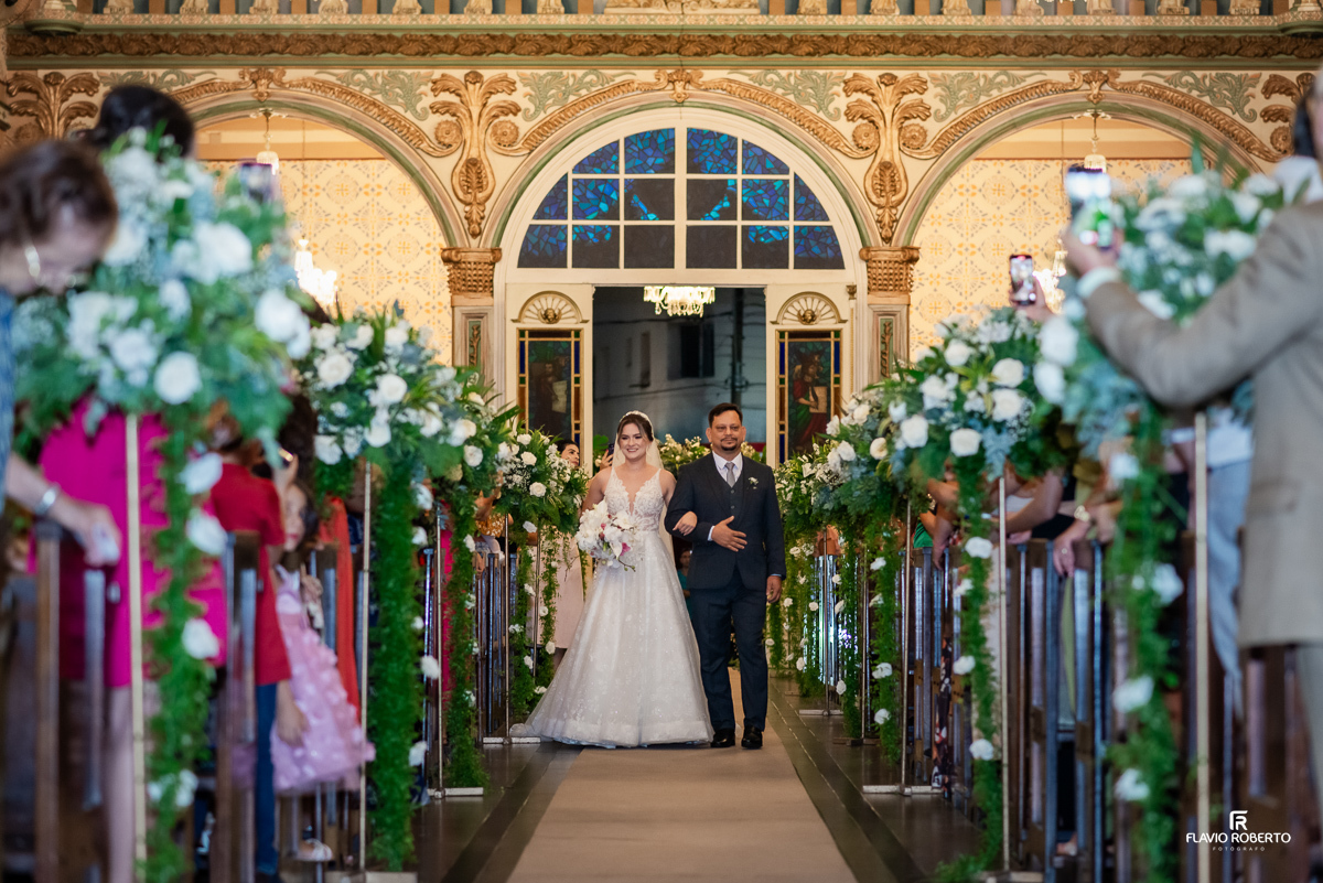 noiva entrando com seu pai na Igreja durante Casamento na Matriz de Santo Antônio em Guaratinguetá