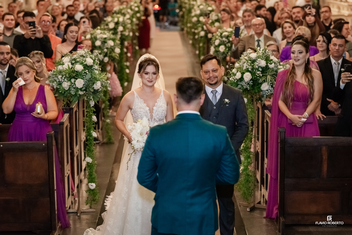 Noivo recebendo a noiva e seu pai durante Casamento na Matriz de Santo Antônio em Guaratinguetá