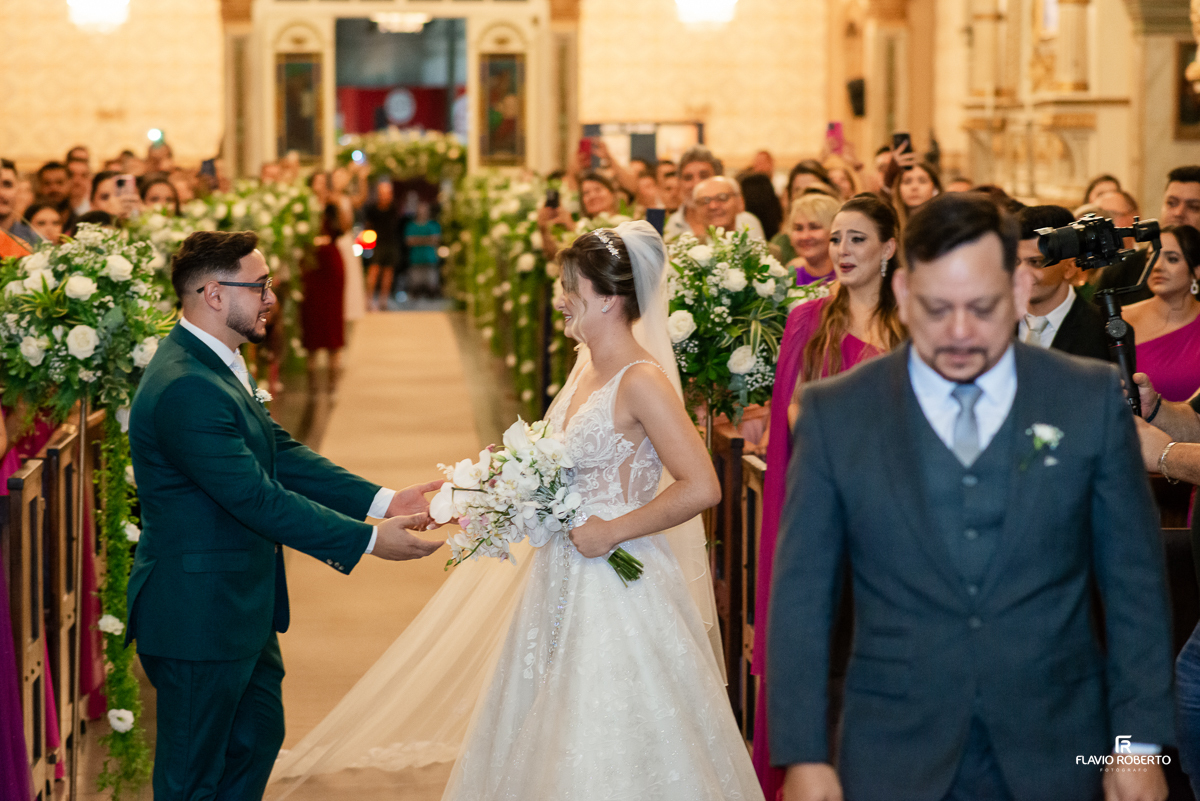 Noivo recebendo a noiva durante Casamento na Matriz de Santo Antônio em Guaratinguetá