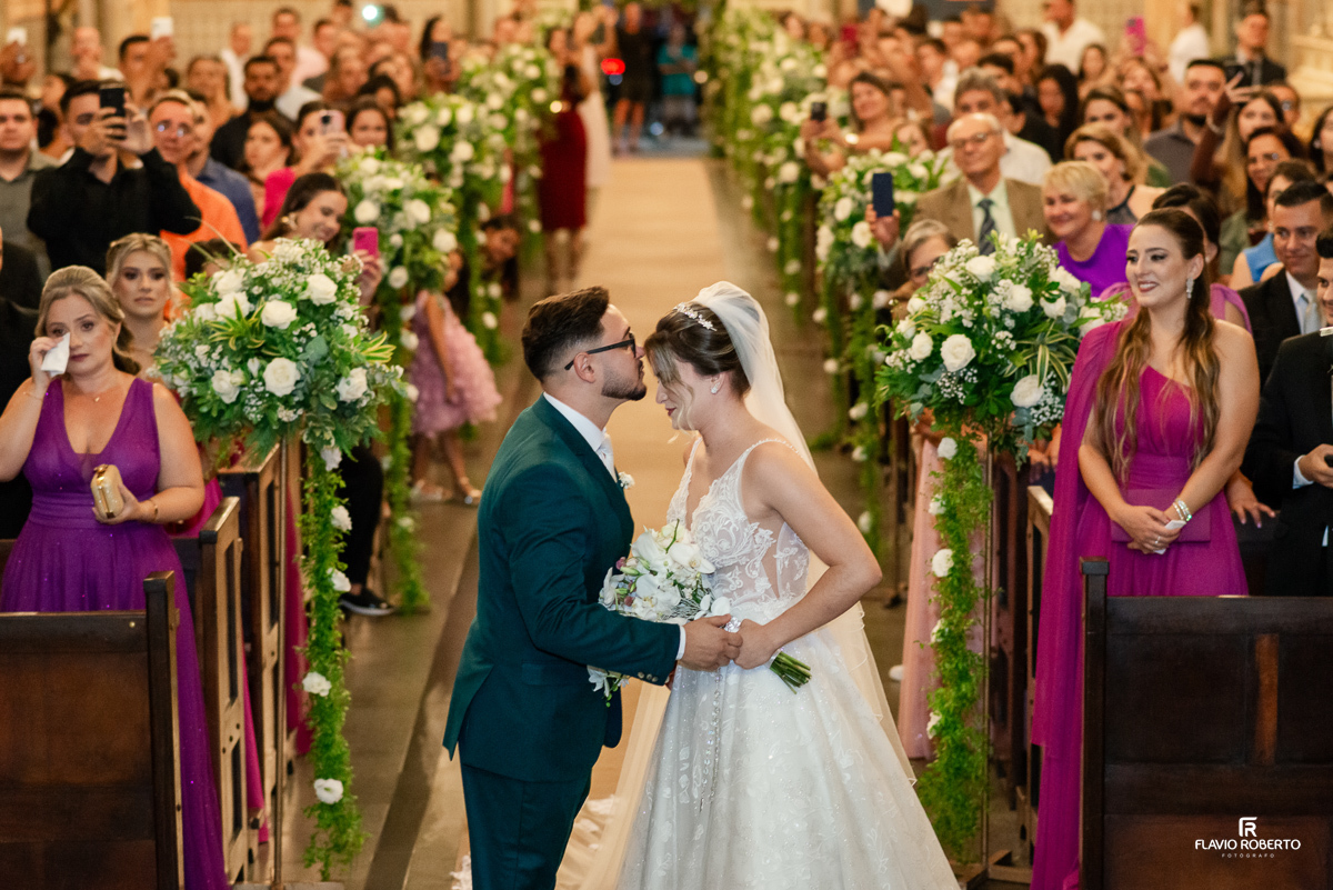 Noivo recebendo a noiva durante Casamento na Matriz de Santo Antônio em Guaratinguetá