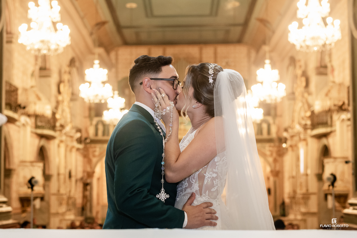 Noivos se beijando durante Casamento na Matriz de Santo Antônio em Guaratinguetá