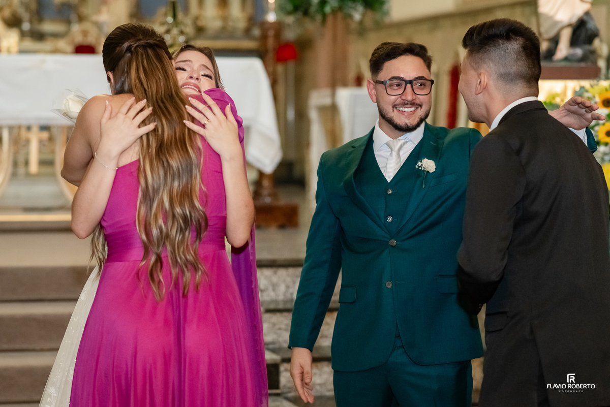 Noivos abraçando seus pais durante Casamento na Matriz de Santo Antônio em Guaratinguetá