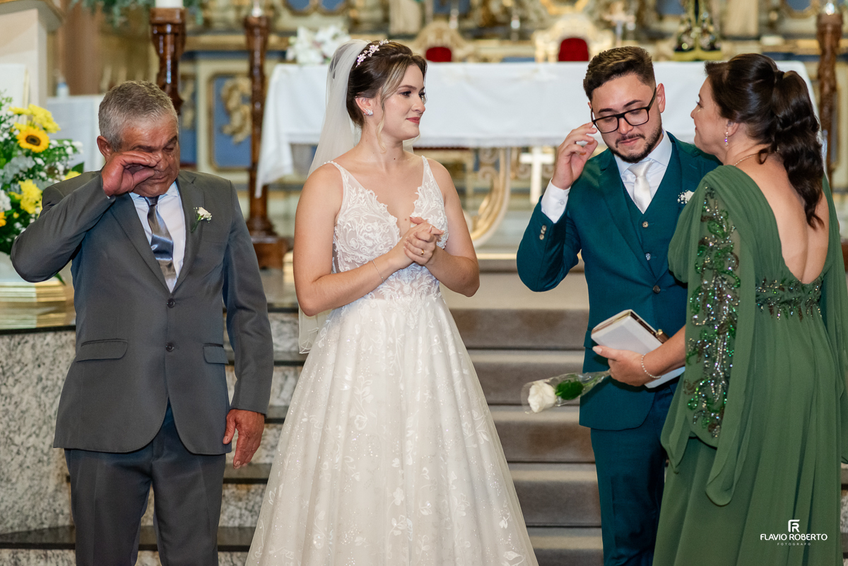Noivos abraçando seus pais durante Casamento na Matriz de Santo Antônio em Guaratinguetá