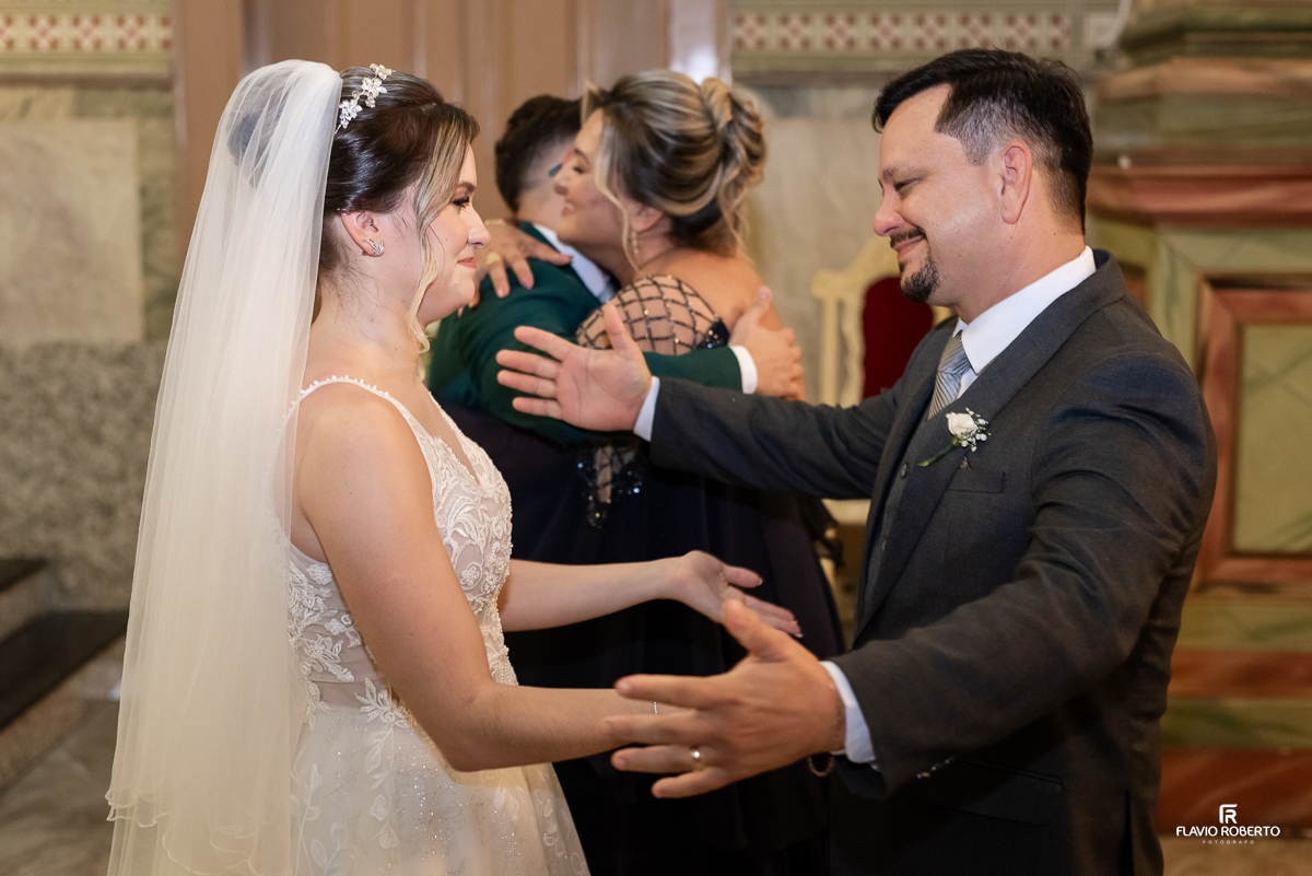 Noivos abraçando seus pais durante Casamento na Matriz de Santo Antônio em Guaratinguetá