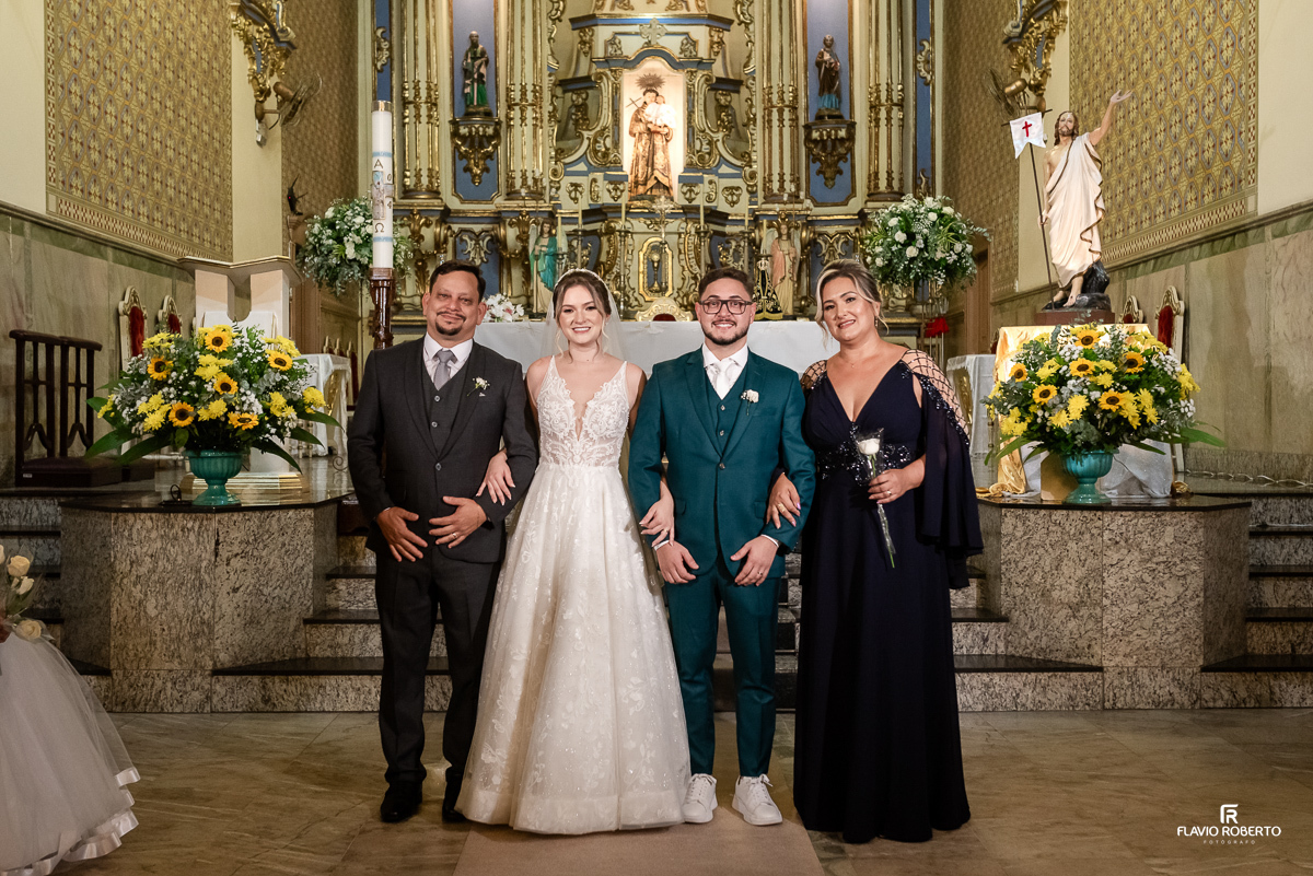Noivos abraçando seus pais durante Casamento na Matriz de Santo Antônio em Guaratinguetá