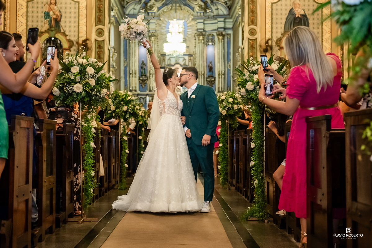 Saída dos noivos durante Casamento na Matriz de Santo Antônio em Guaratinguetá
