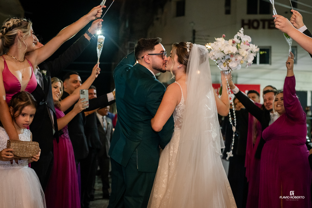 Saída dos noivos durante Casamento na Matriz de Santo Antônio em Guaratinguetá